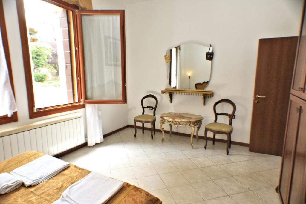 Queen House Venezia Room photo